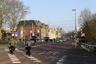 913630 Gezicht op de spoorwegovergang in de Biltstraat te Utrecht, met daarachter de panden Biltstraat 182 -hoger.